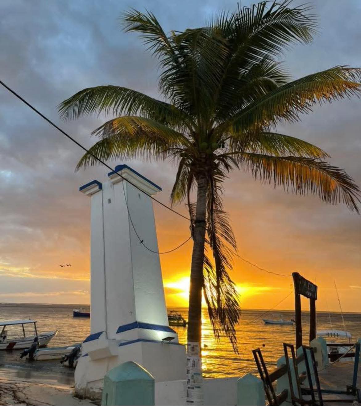 Faro inclinado de Puerto Morelos al atardecer