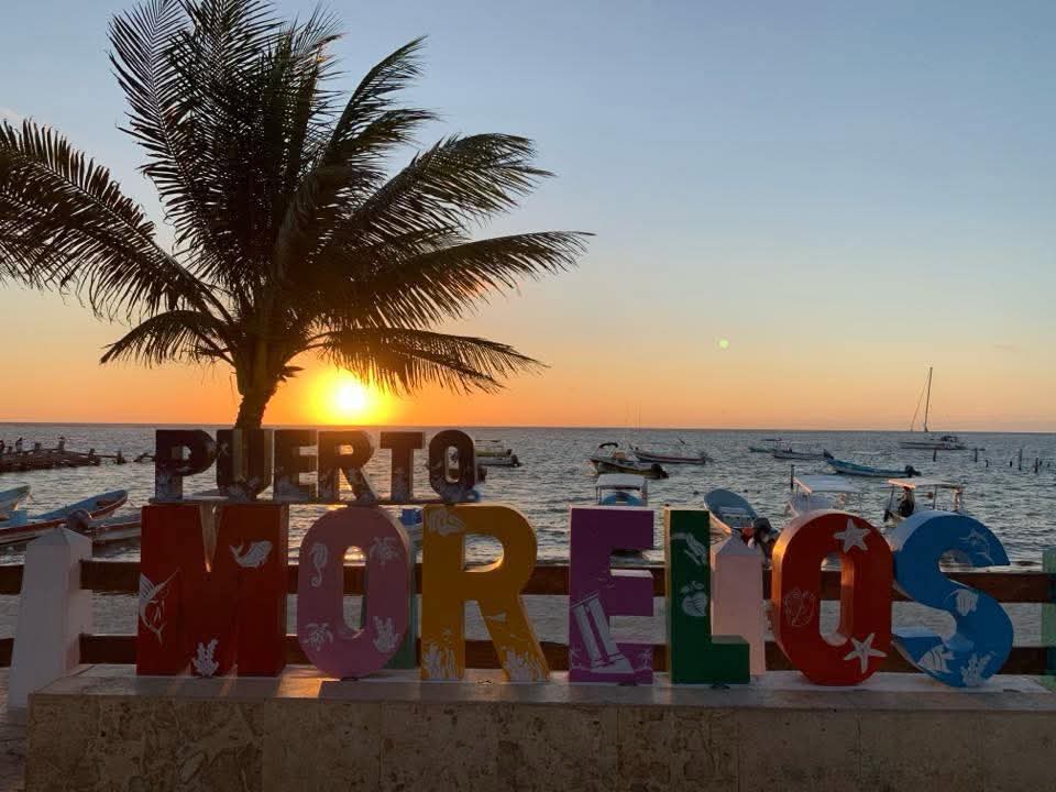 Letrero de Puerto Morelos en la playa