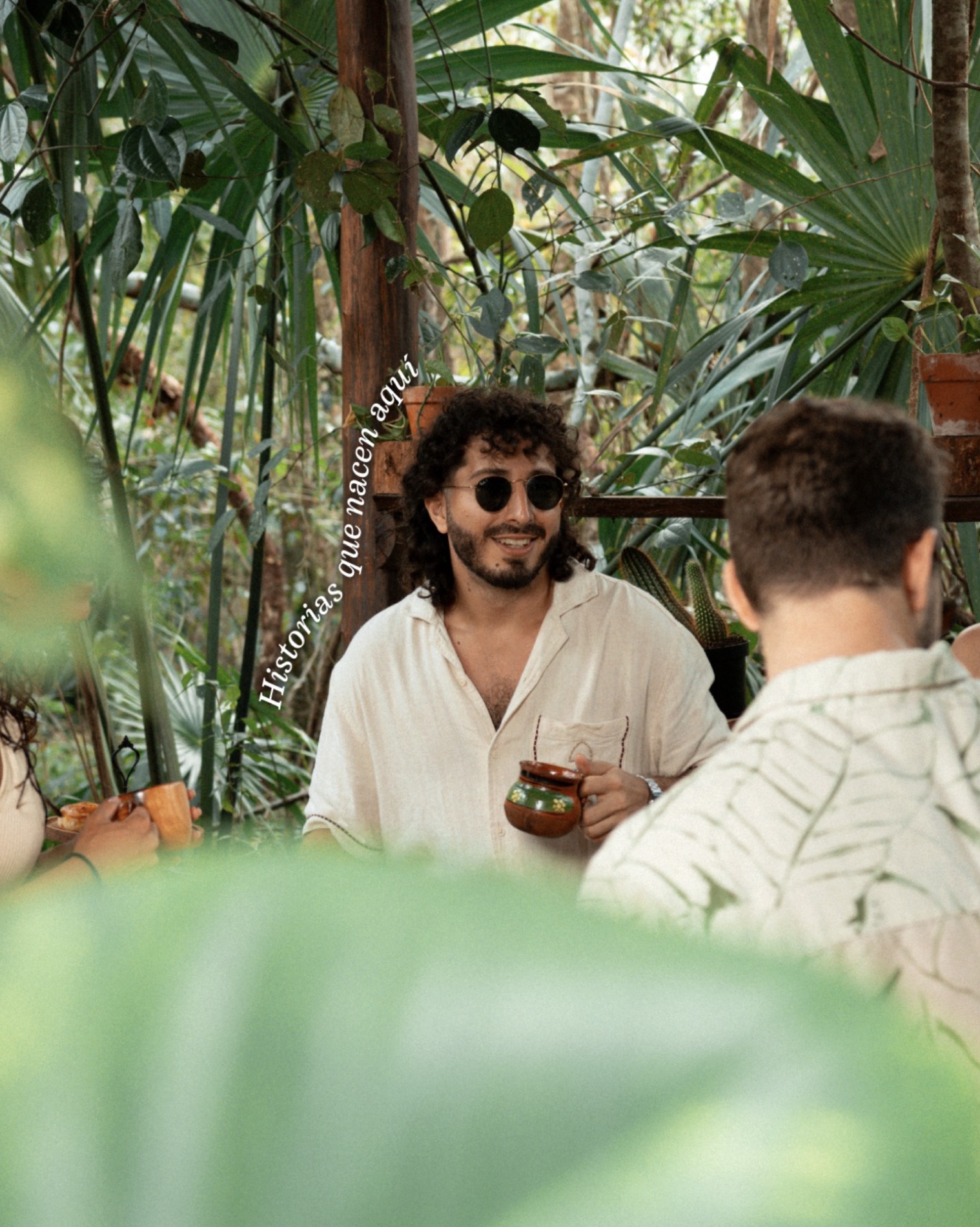 Sobremesa con café entre la selva
